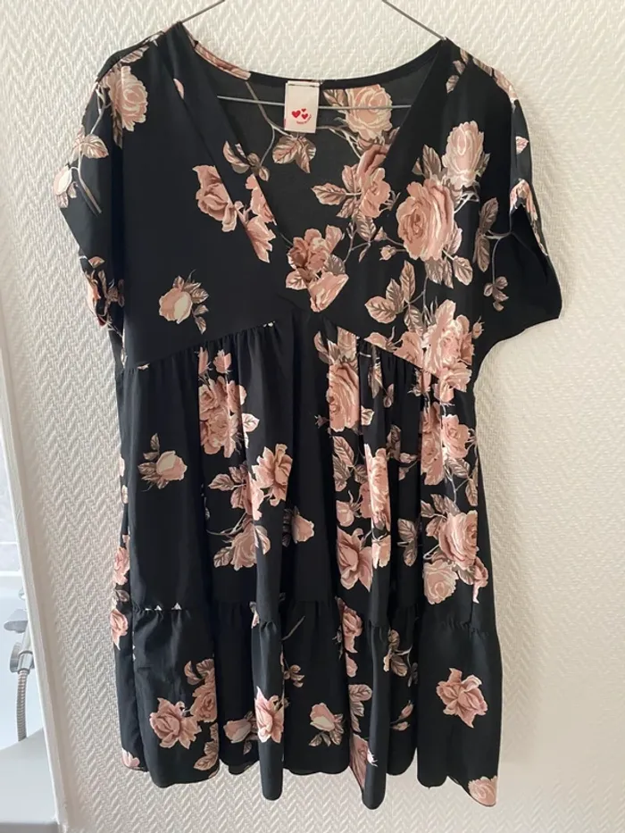 Robe manches courtes noir fleuri taille S