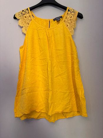 🌼Top jaune ample épaules dentelles taille 40 🌼