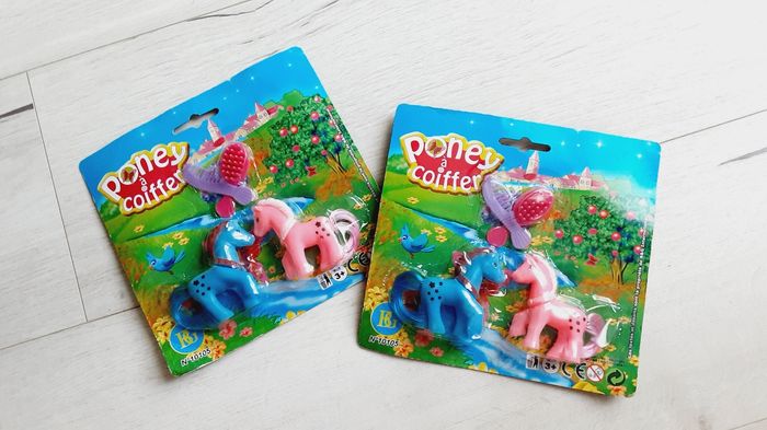 Jeu jouet enfant lot de 2 paquets de 2 petits poneys rose et bleu avec peigne et brosse Neufs sous blister