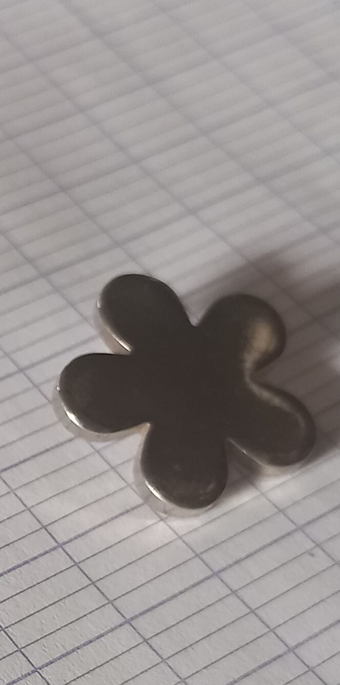 Médaille en forme de fleur argenté