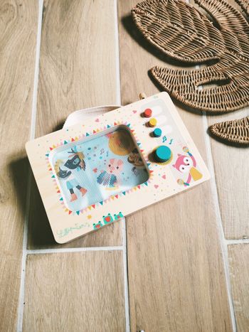 📻Boîte à musique style radio en bois avec images animées marque Lilliputiens 