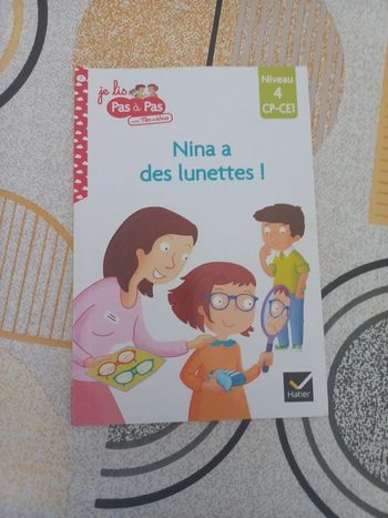 Livre Hatier niveau 4 cp CE1 Nina a des lunettes