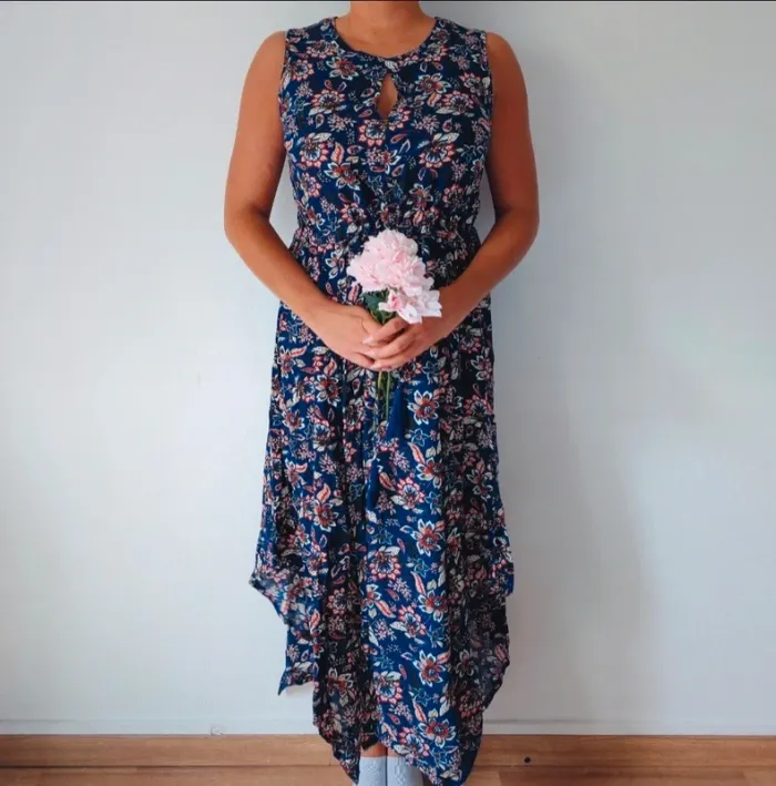 Robe d'été longue
Coupe asymétrique 
Couleur bleu marine à fleurs 
Taille 40 - photo numéro 2