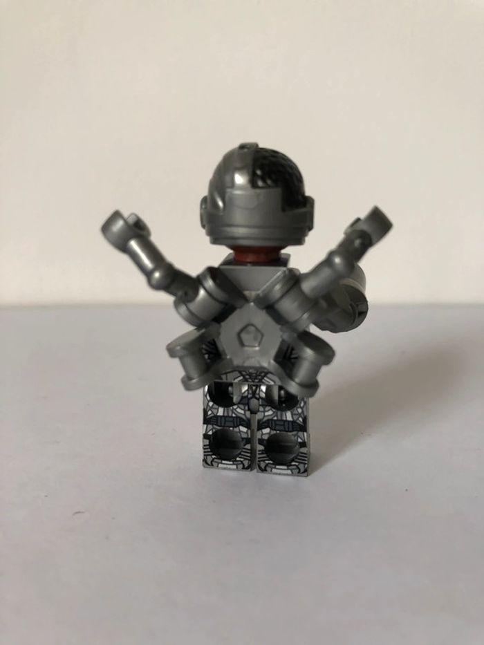 Figurine type lego Cyborg. Marvel - photo numéro 3