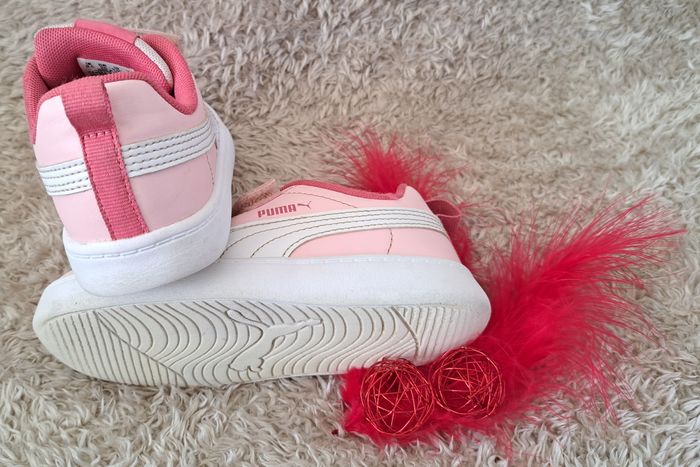 Baskets Puma roses et blanches pointure 26 - photo numéro 2