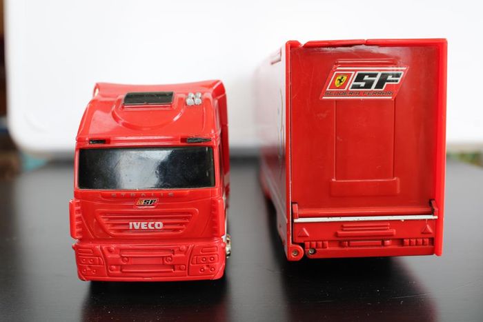 Hot wheels camio Iveco Stralis plus remorque atelier - photo numéro 3