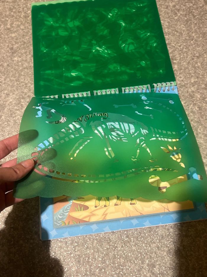 Livre de pochoirs dinosaures - photo numéro 3