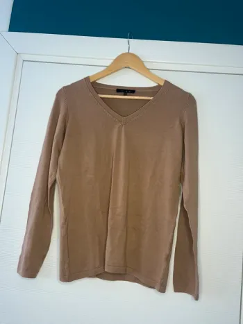 🔹 Pull col V camel – Lola Liza 🔹