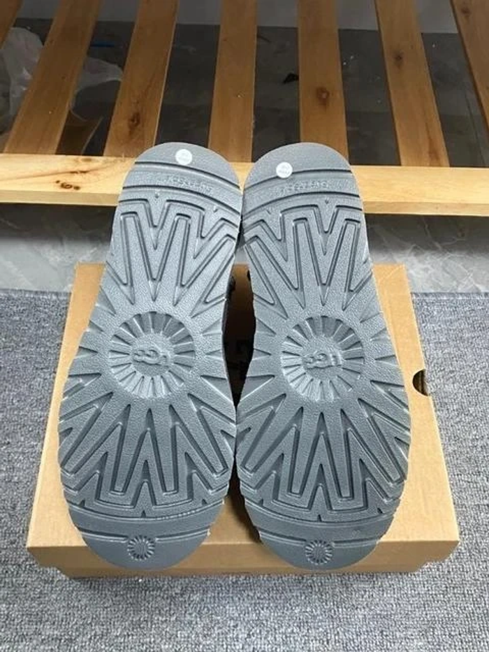 Bottes Ugg mini  taille 39 - photo numéro 5