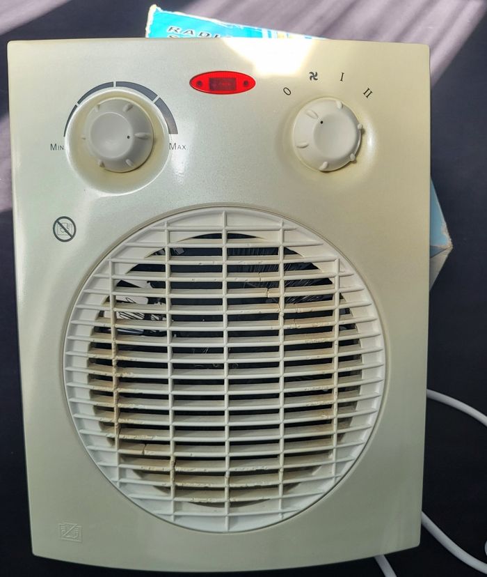 Chauffage- Radiateur ou ventilateur d'appoint attention bien lire l'annonce svp, 
✋️il fonctionne parfaitement par contre prévoir un nettoyage de l'interieur.💪
Prix : 10 euros
Envoi possible ou remise en main propre à Rueil-Malmaison (place - photo numéro 16