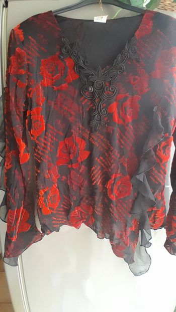 Haut femme rouge et noir, volants , taille 38/40 asymétrique