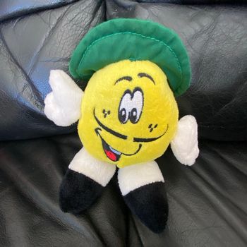 Peluche doudou bonhomme jaune chapeau vert sibo  17cm