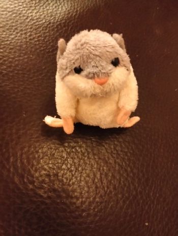 Petit hamster gris en peluche