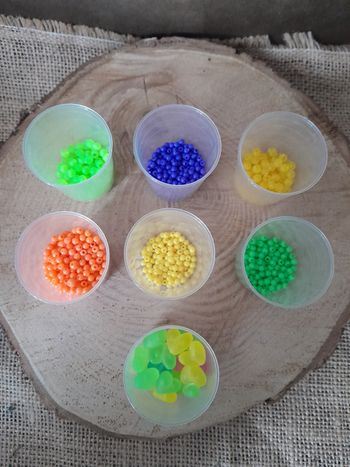 Lot de 7 petits pots de perles