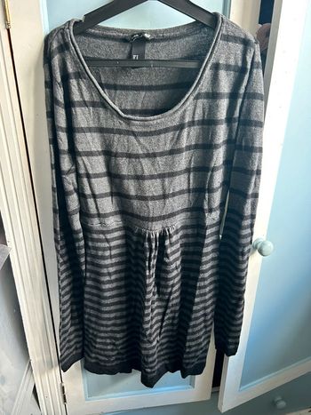 Pull fin tunique, de grossesse,gris à rayures