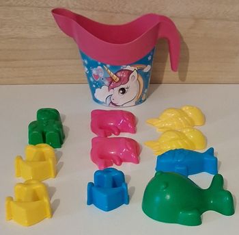 Lot de 10 moulages à sable et un seau
