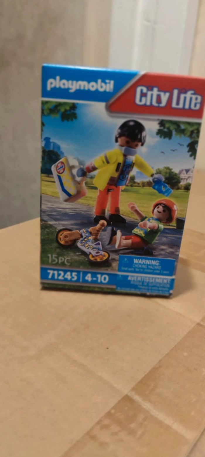 Playmobil secouriste et blessé neuf 4/10 ans