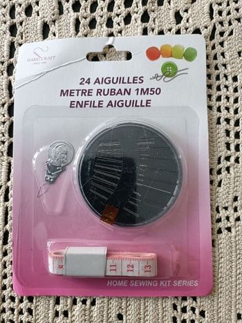 24 aiguilles, 1 mètre ruban d'1.50m et 1 enfile aiguille