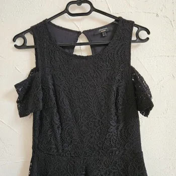 Robe noire en dentelle