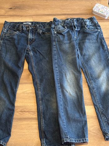Je vend un lot 2 jeans garçon régler à la ceinture taille 8 ans très bon état 