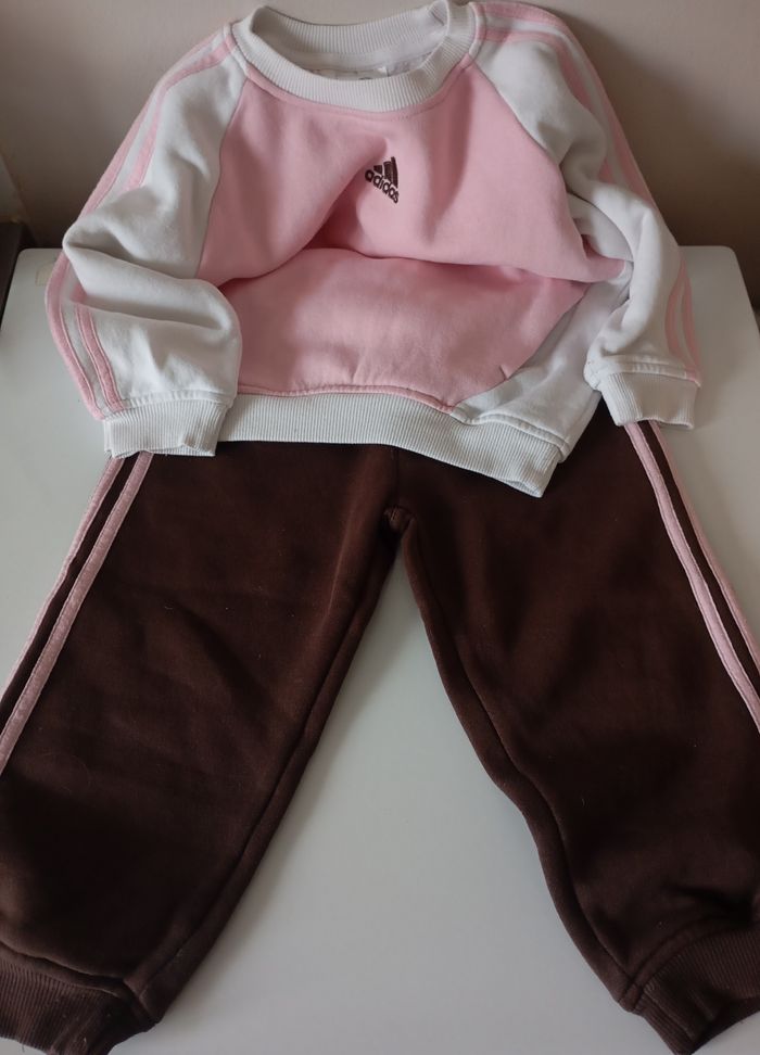 Ensemble survêtement jogging. 2 ans . Adidas. Rose  blanc marron . Coton polyester. Très bon état - photo numéro 2