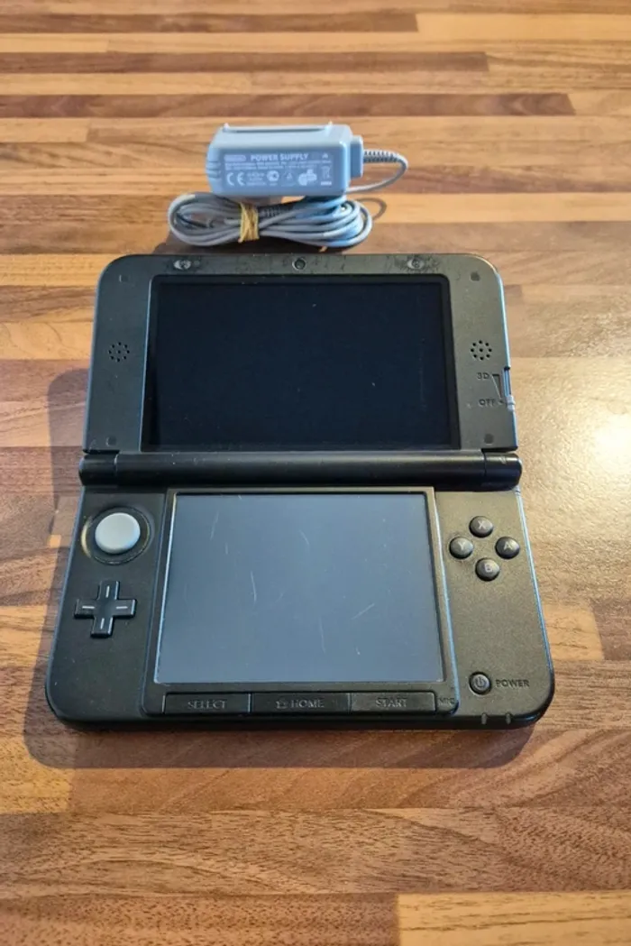 Console Nintendo 3DS XL rouge - photo numéro 2