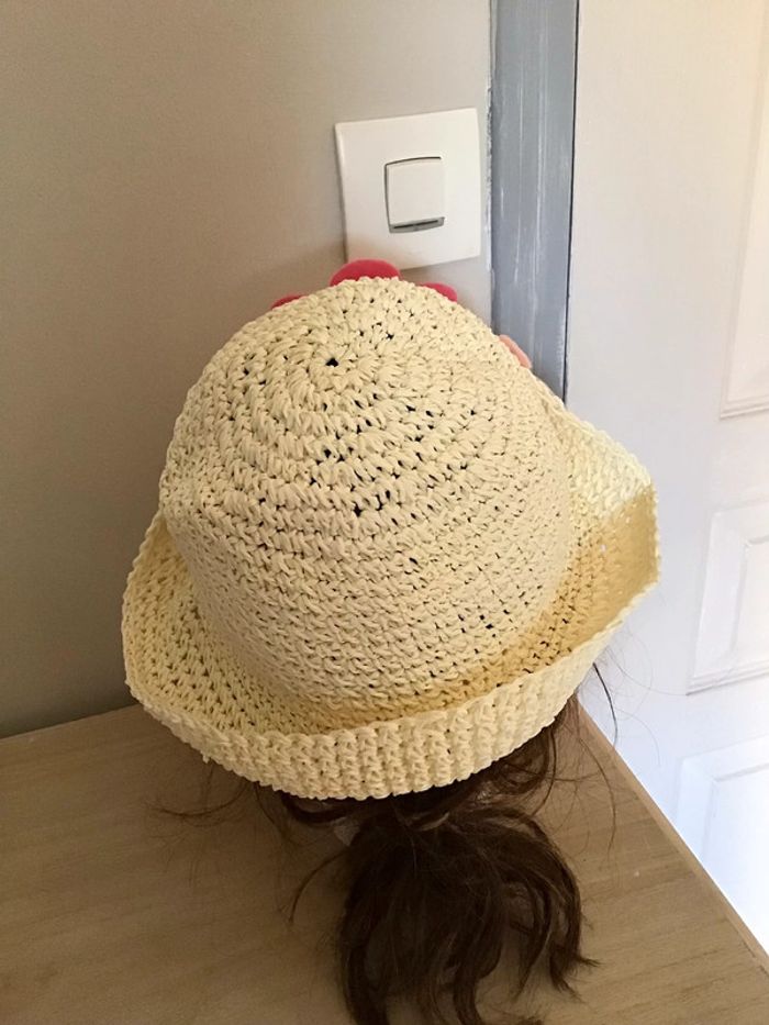 Très beau chapeau 5-8 ans de coloris crème avec fleur rose sur le devant de taille 54 - photo numéro 4