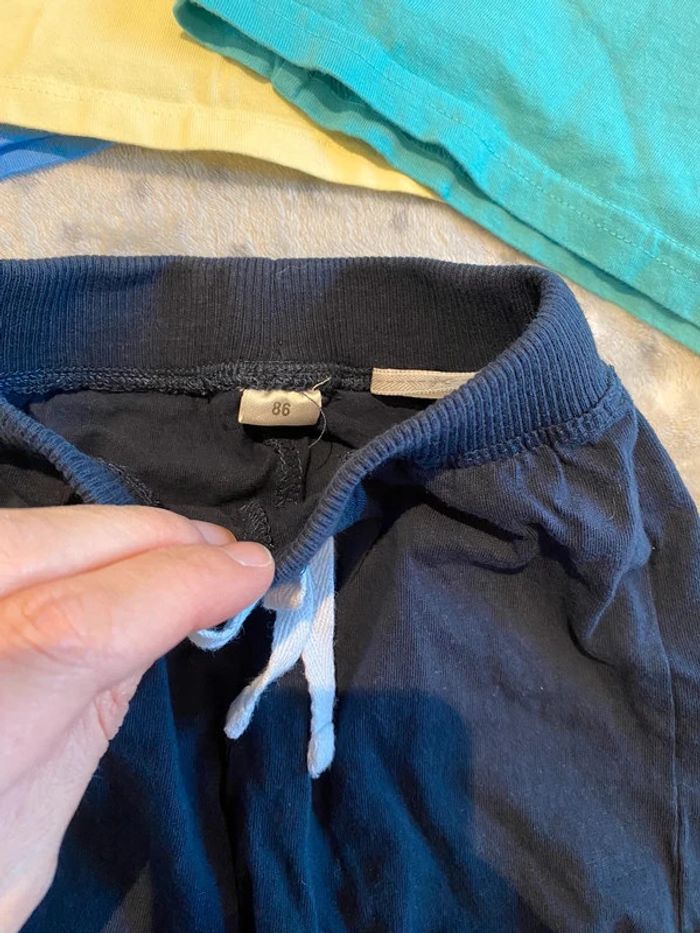 Lot de 3 t-shirts et 1 short 18 mois - photo numéro 3