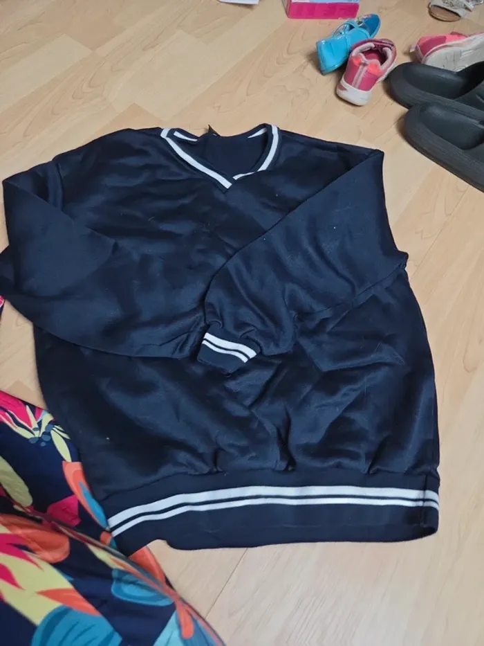 Pull col V bleu marine et blanc shein XS