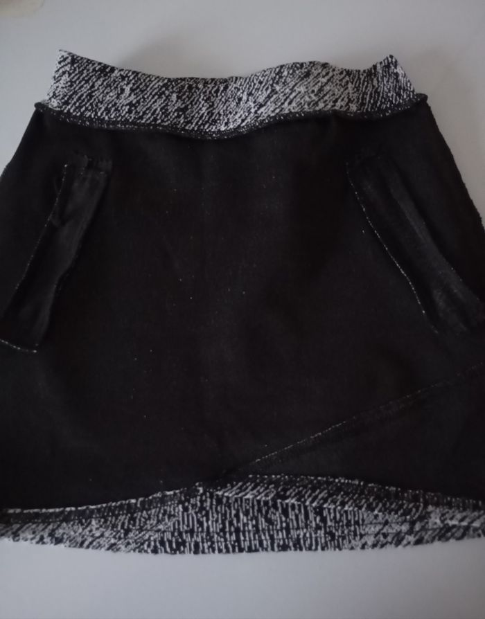 Jupe courte fille 6/8/10 ans .Noir et blanc strié . Coton polyester élasthanne . Parfait état - photo numéro 5