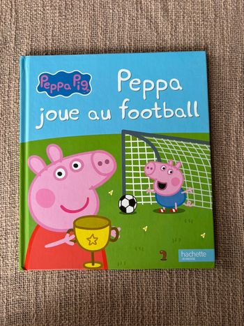 Livre peppa pig joue au football