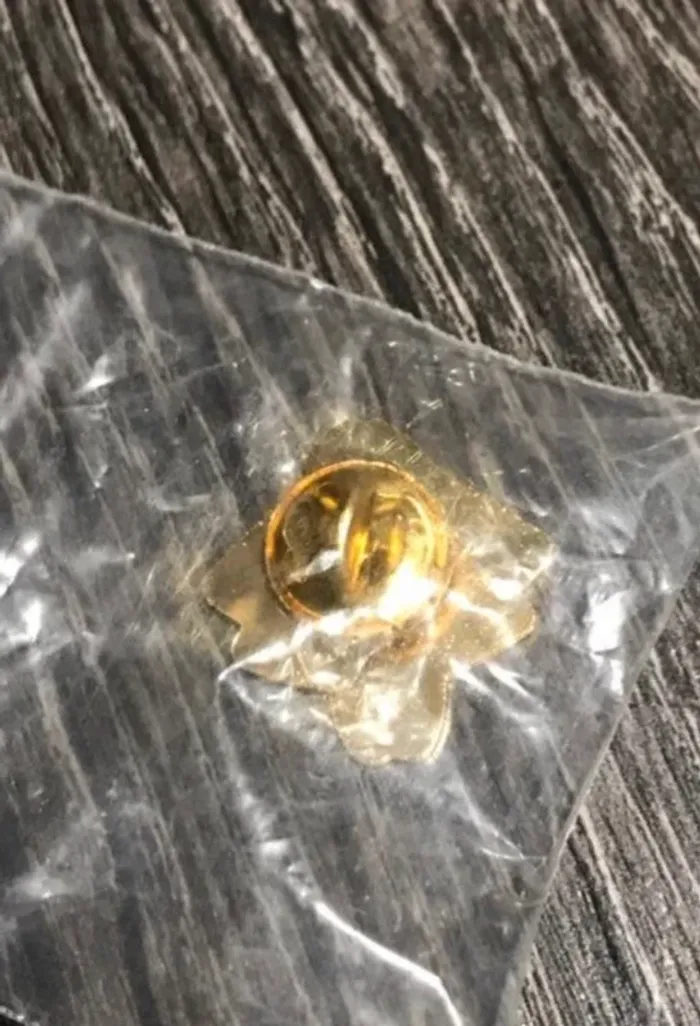 vintage 1 pin’s métal McDonald’s  mission accueil neuf 2cm - photo numéro 4