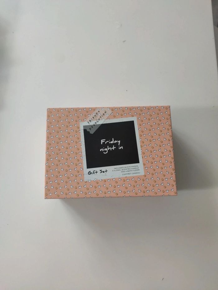 Coffret bougie , boule bain revolution Friends neuf