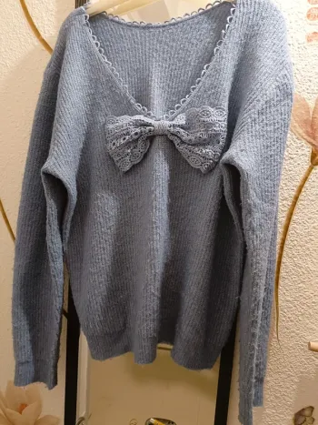 Pull bleu avec Faux noeud