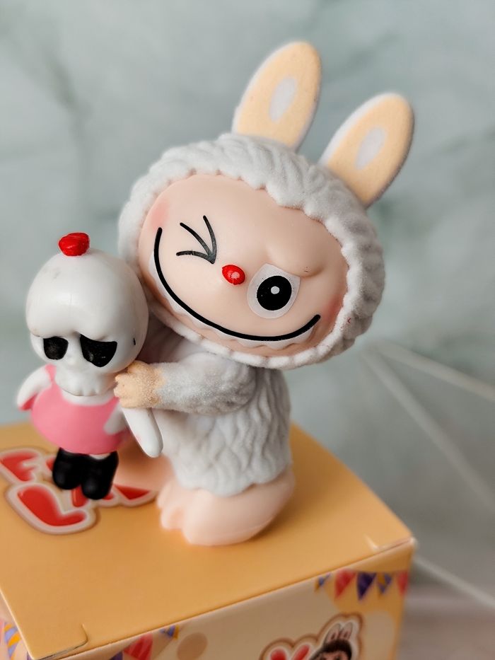 grosse figurine labubu fluffy grise - photo numéro 2