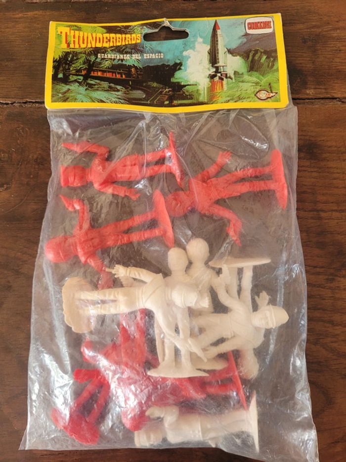Vends lot de 12 thunderbirds vintage comansi dans leur emballage