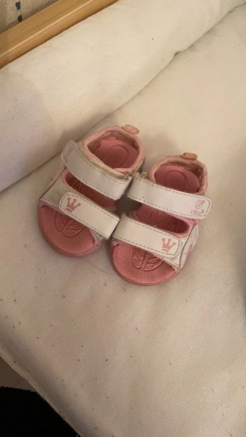 Nus pieds bébé fille
