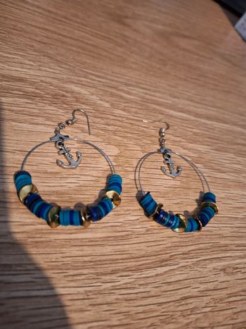 Créoles en perles heishi bleu et ancre