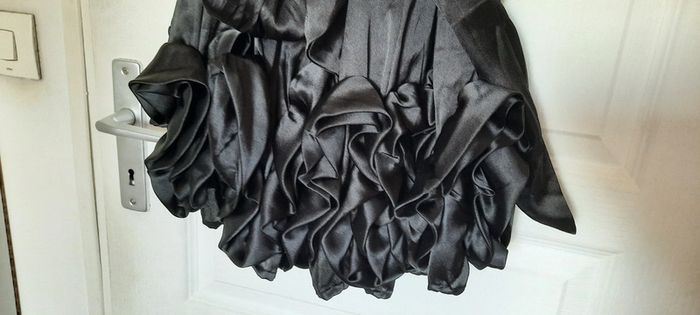 Robe plissée noire à ceinture ruban et bas froufrou - photo numéro 3