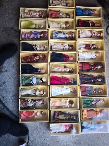 Lot de 33 poupées Éditions Atlas