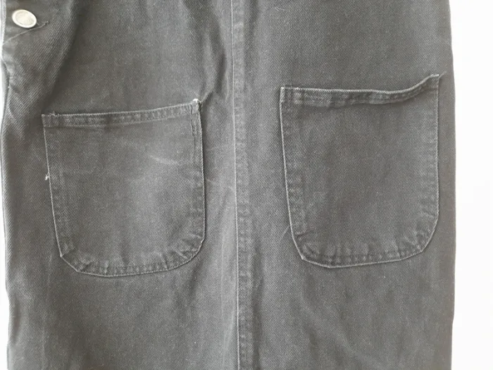 Robe en jean noir avec bretelles. - photo numéro 4