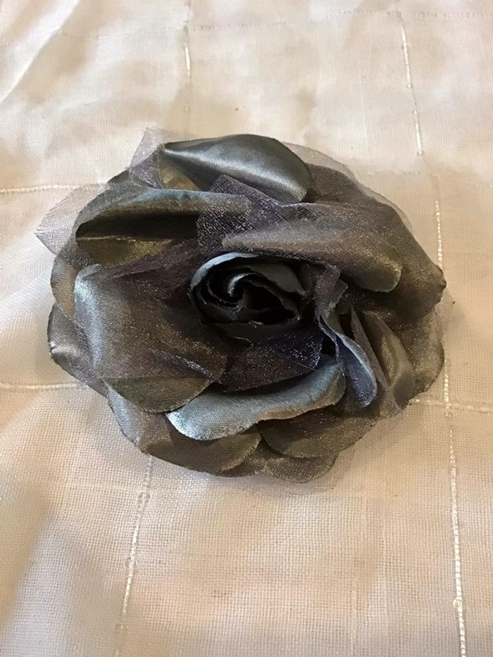 Broche fleur grise 2 en 1 à porter en broche ou en accessoiries cheveux - photo numéro 2