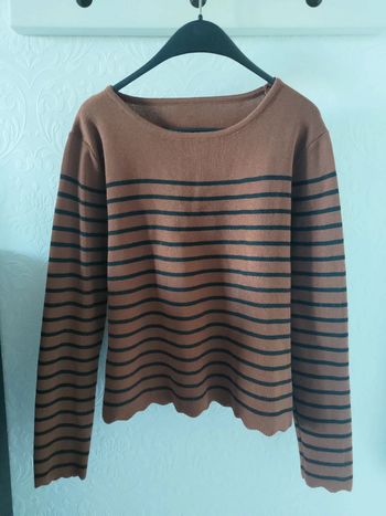 Pull rayé marron avec bouton dans le dos