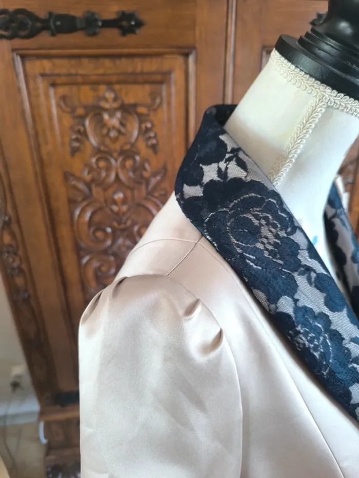 Superbe veste satin et dentelle - photo numéro 4