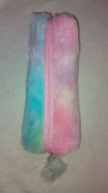 Trousse rainbow pompon bleu