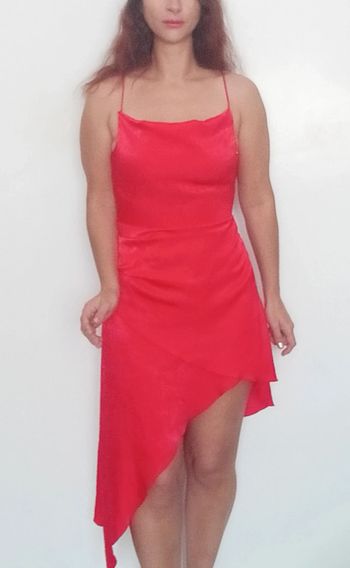 Robe chic en satin rouge asymétrique 36