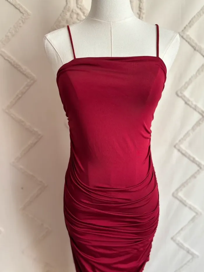 Robe longue moulante bordeaux froncée – bretelles fines – style Y2K sexy glamour