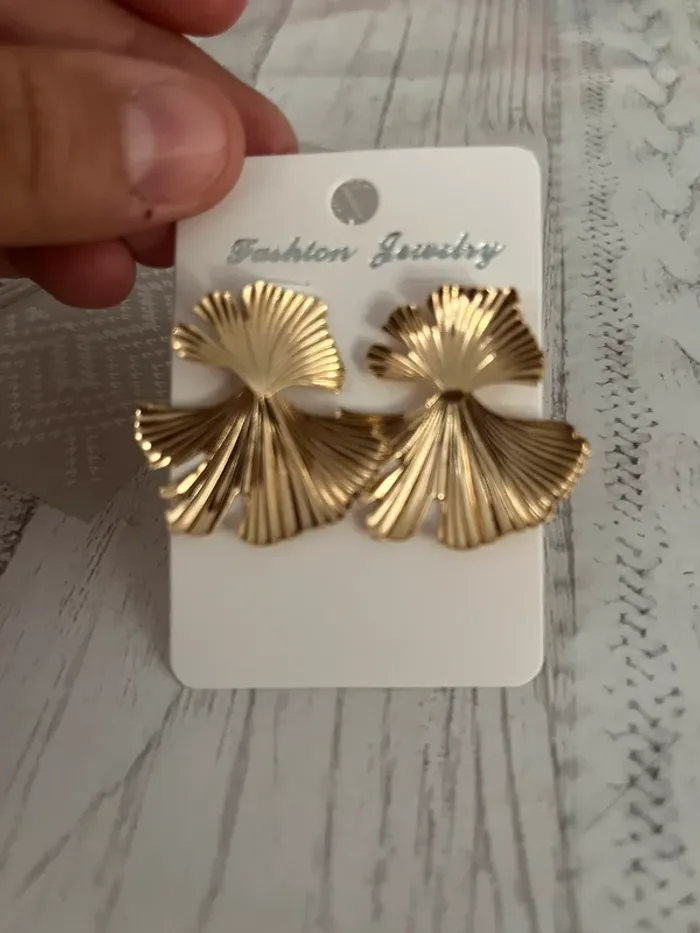 Boucles d’oreilles dorées éventail – Élégantes et tendance
