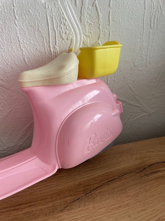 Scooter vespa barbie rose et jaune avec panier - photo numéro 4