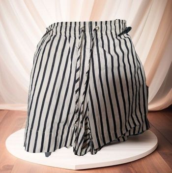 Joli short court à rayures noires verticales